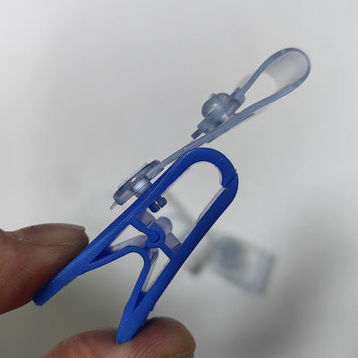 Exclusivo Clip de plástico azul-branco para pendurar Anti-derrapante Clip de plástico para portador de distintivo